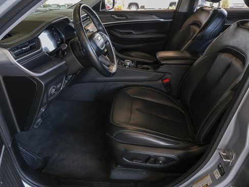 Used 2022 Jeep Grand Cherokee L Limited w/ Black Appearance Package AWD/4WD image 9