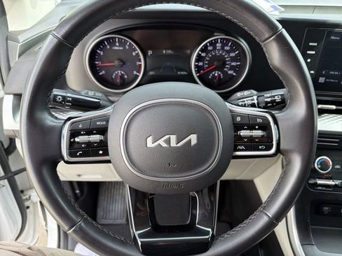 Used 2023 Kia Carnival LX FWD image 16