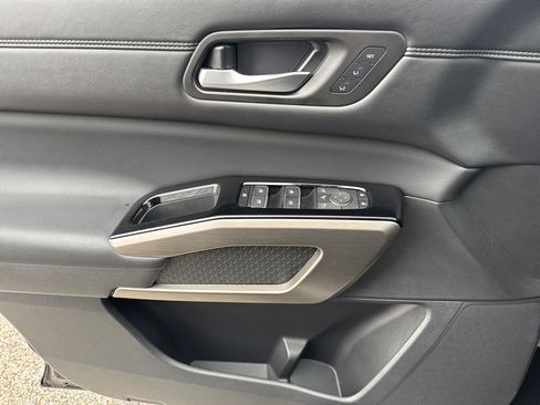 Used 2024 Nissan Pathfinder Platinum image 14