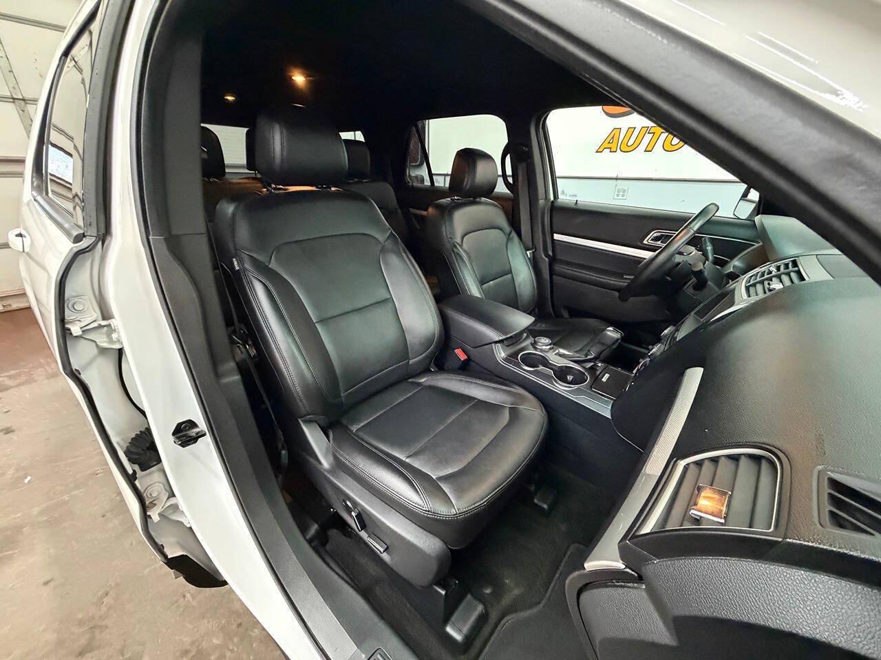 Used 2016 Ford Explorer XLT w/ Equipment Group 202A AWD/4WD image 14