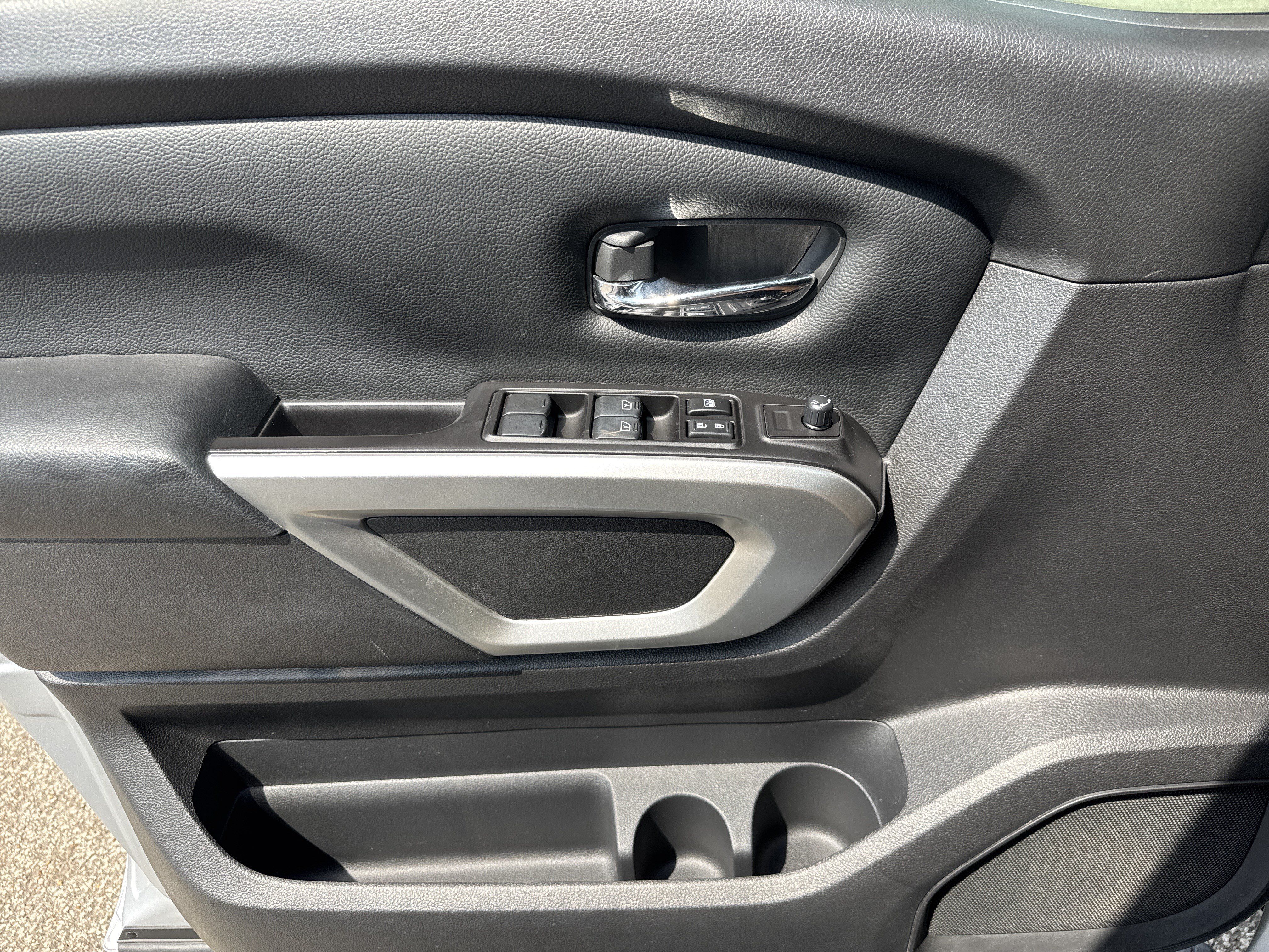 Used 2019 Nissan Titan SV RWD image 9