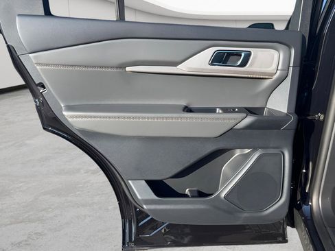 Used 2025 Ford Explorer Active w/ Active Comfort Package image 17