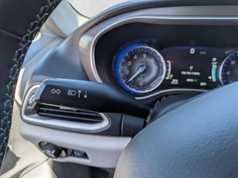 Used 2022 Chrysler Pacifica Touring-L image 16