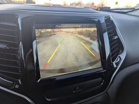 Used 2019 Jeep Cherokee Limited w/ Luxury Group image 16