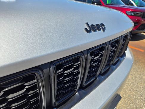 Used 2025 Jeep Grand Cherokee Limited w/ Black Appearance Package AWD/4WD image 5