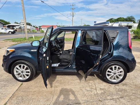 Used 2018 Kia Soul + FWD image 16