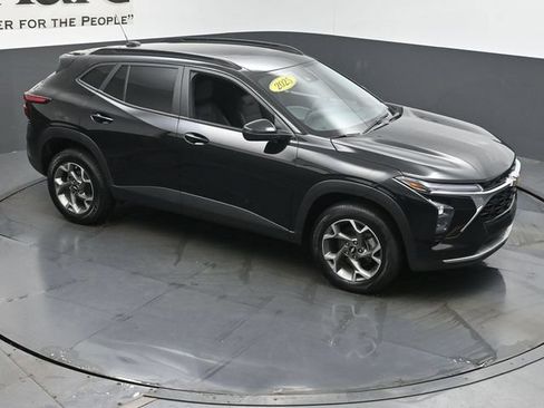 Used 2025 Chevrolet Trax LT FWD image 48