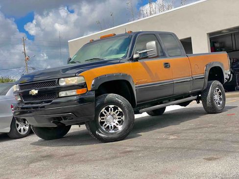 Used 2001 Chevrolet Silverado 2500 LT w/ Snow Plow Prep Pkg image 2