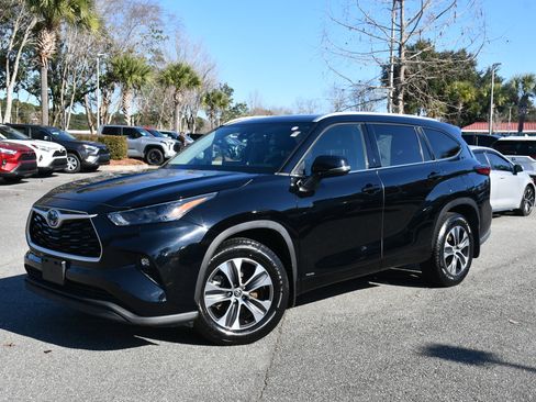 Certified 2022 Toyota Highlander XLE image 3