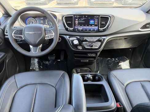 Used 2025 Chrysler Pacifica Select FWD image 2