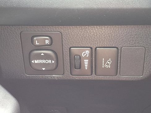 Used 2018 Toyota RAV4 LE FWD image 22