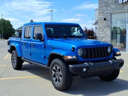 Used 2024 Jeep Gladiator Sport AWD/4WD image 3
