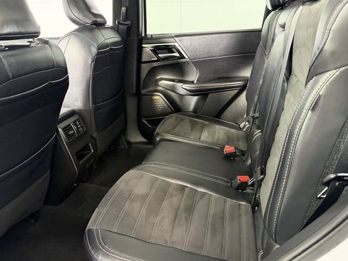 Used 2025 Mitsubishi Outlander SE image 27