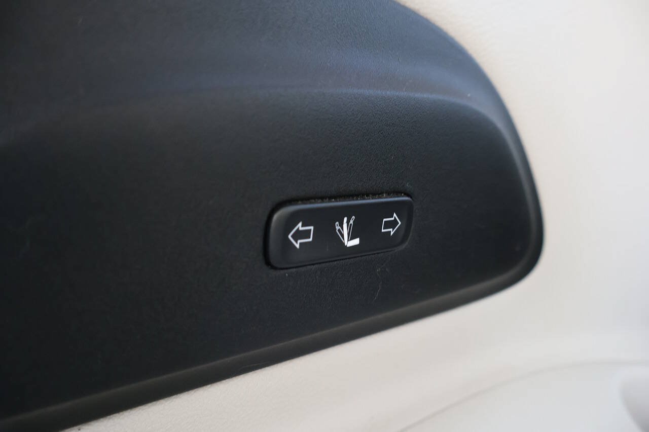 Used 2018 Chrysler Pacifica Limited FWD image 11