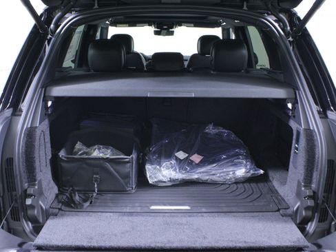 New 2025 Land Rover Range Rover SE image 9