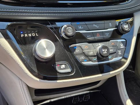 Used 2023 Chrysler Pacifica Limited FWD image 24