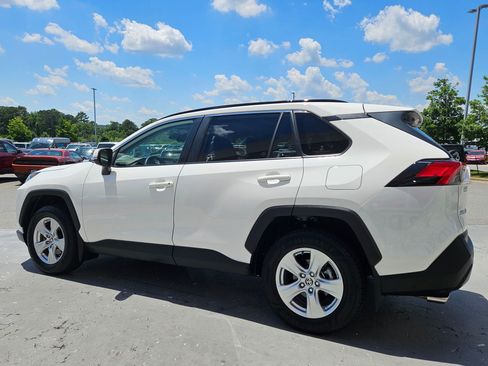 Used 2021 Toyota RAV4 XLE FWD image 5