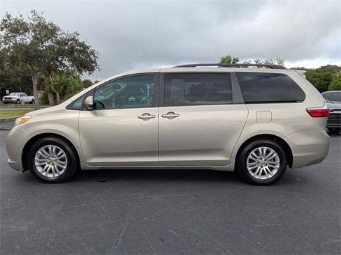 Used 2016 Toyota Sienna XLE image 7