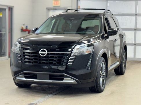New 2026 Nissan Pathfinder Platinum image 3