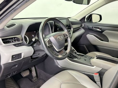 Used 2022 Toyota Highlander XLE FWD image 4