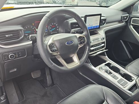 Used 2023 Ford Explorer XLT w/ Equipment Group 202A RWD image 17
