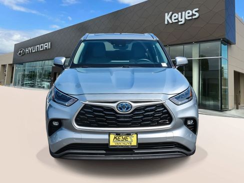 Used 2021 Toyota Highlander XLE AWD/4WD image 2