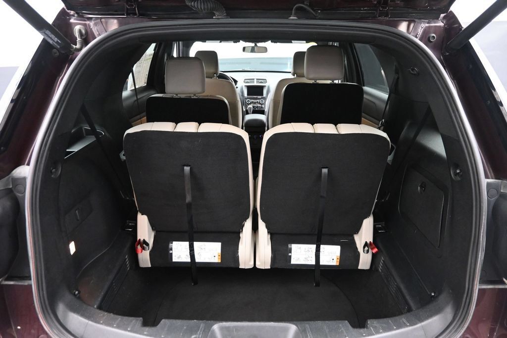 Used 2018 Ford Explorer XLT w/ Equipment Group 202A AWD/4WD image 12