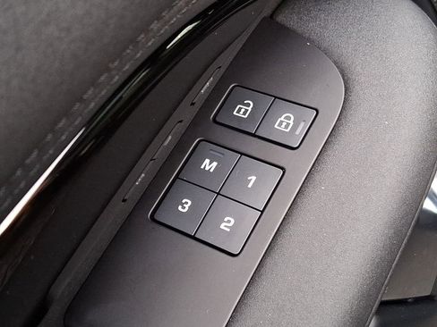 Used 2025 Land Rover Discovery S image 24