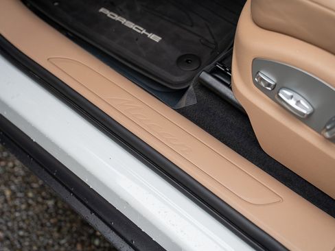 Used 2025 Porsche Macan image 12