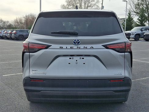 Used 2022 Toyota Sienna LE image 5