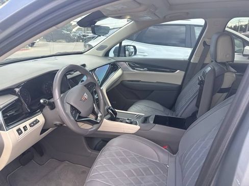 Used 2023 Cadillac XT6 Premium Luxury w/ Technology Package FWD image 5
