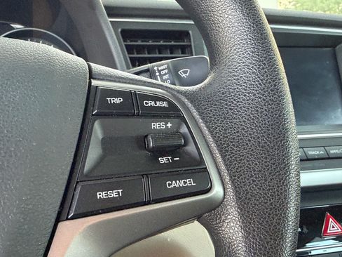 Used 2017 Hyundai Elantra SE FWD image 16