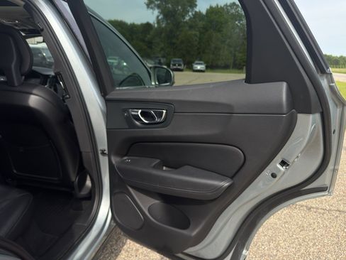 Used 2018 Volvo XC60 T5 Momentum w/ Convenience Package AWD/4WD image 32