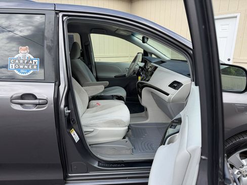 Used 2011 Toyota Sienna LE w/ Towing Pkg FWD image 3