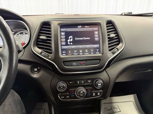 Used 2019 Jeep Cherokee Trailhawk w/ Cold Weather Group image 18