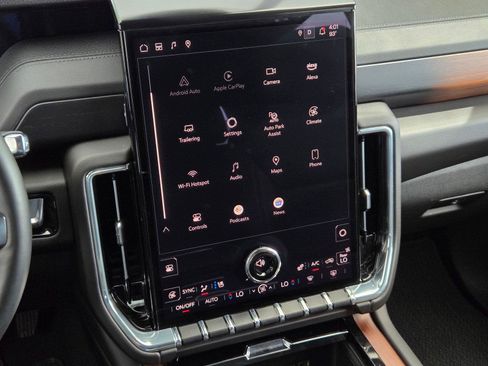 Used 2025 GMC Yukon Denali AWD/4WD image 17