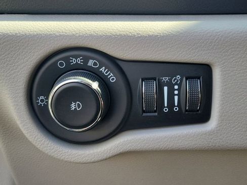 Used 2023 Chrysler Pacifica Touring-L image 17