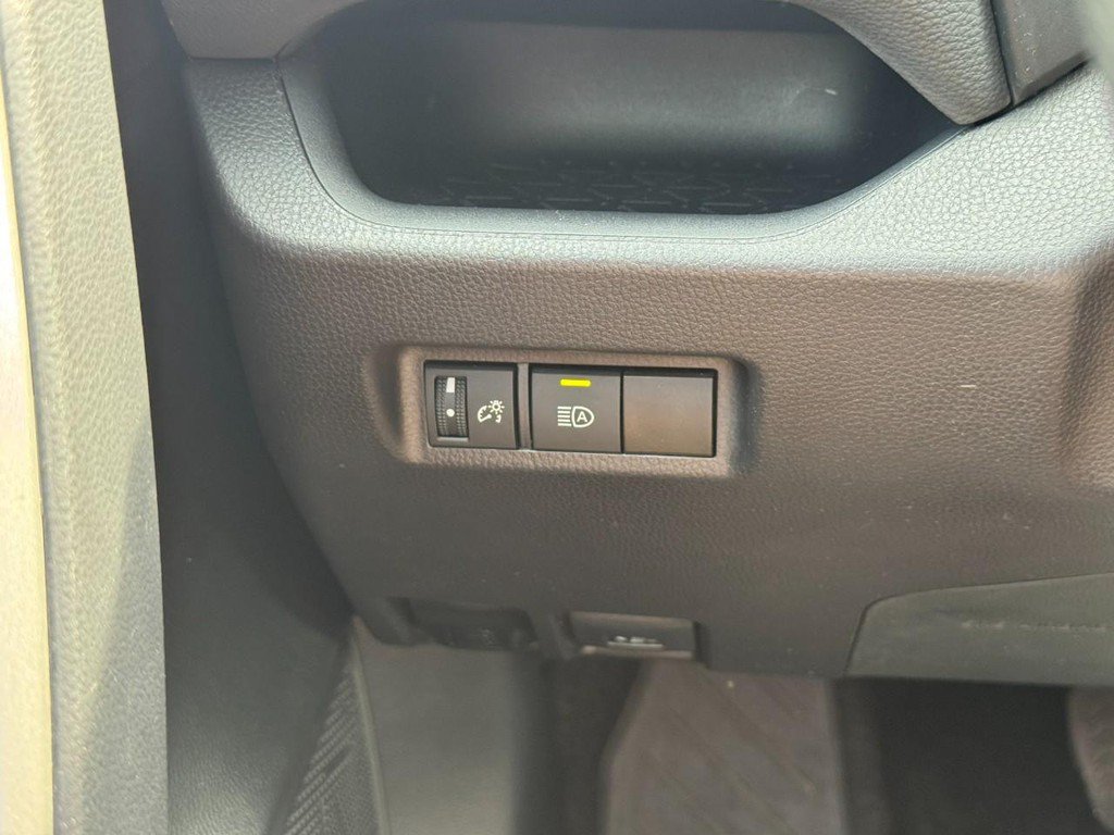 Used 2025 Toyota RAV4 XLE FWD image 25