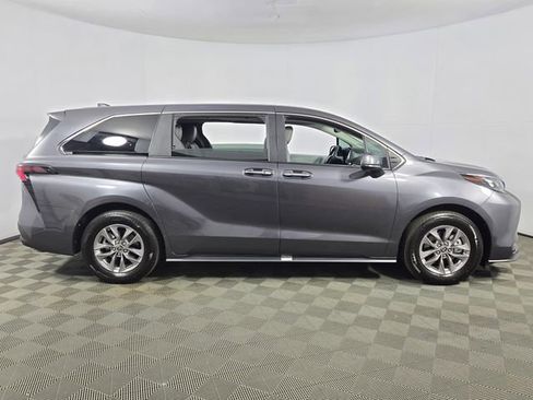 Used 2025 Toyota Sienna XLE image 10