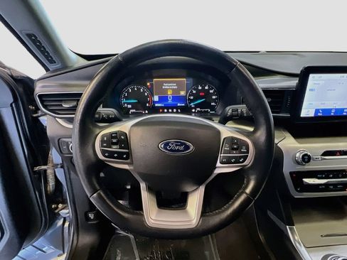 Used 2022 Ford Explorer XLT w/ Equipment Group 202A RWD image 11