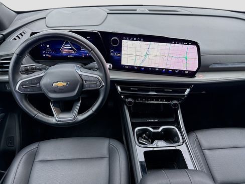Used 2025 Chevrolet Traverse LT FWD image 14