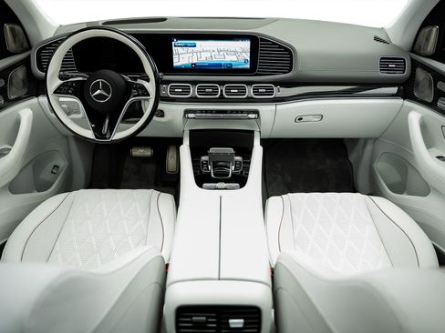 Used 2025 Mercedes-Benz Maybach GLS 600 4MATIC image 4
