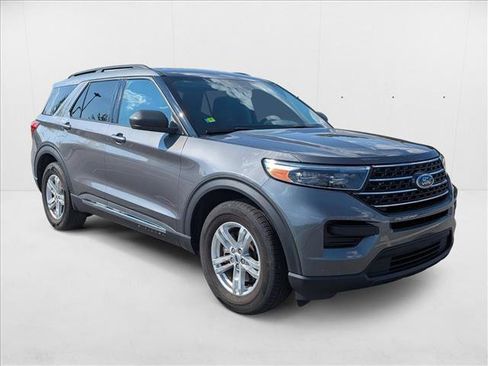 Used 2024 Ford Explorer XLT image 3