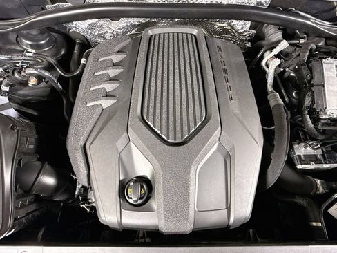 Certified 2025 Porsche Macan AWD/4WD image 29