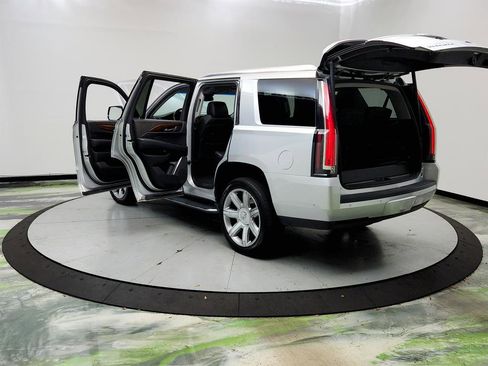 Used 2019 Cadillac Escalade Luxury RWD image 12