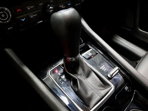 Used 2024 Jeep Compass Limited image 32