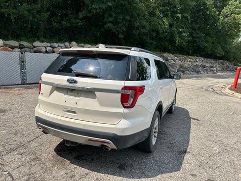 Used 2017 Ford Explorer XLT w/ Equipment Group 202A FWD image 5