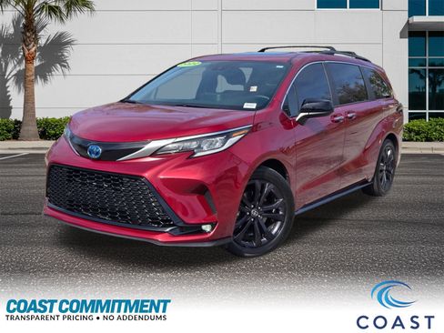 Used 2022 Toyota Sienna XSE image 1