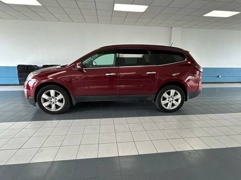 Used 2017 Chevrolet Traverse LT w/ Style and Technology Package FWD image 4