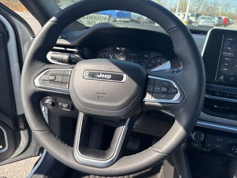 Used 2025 Jeep Compass Latitude w/ Sun & Sound Group image 19